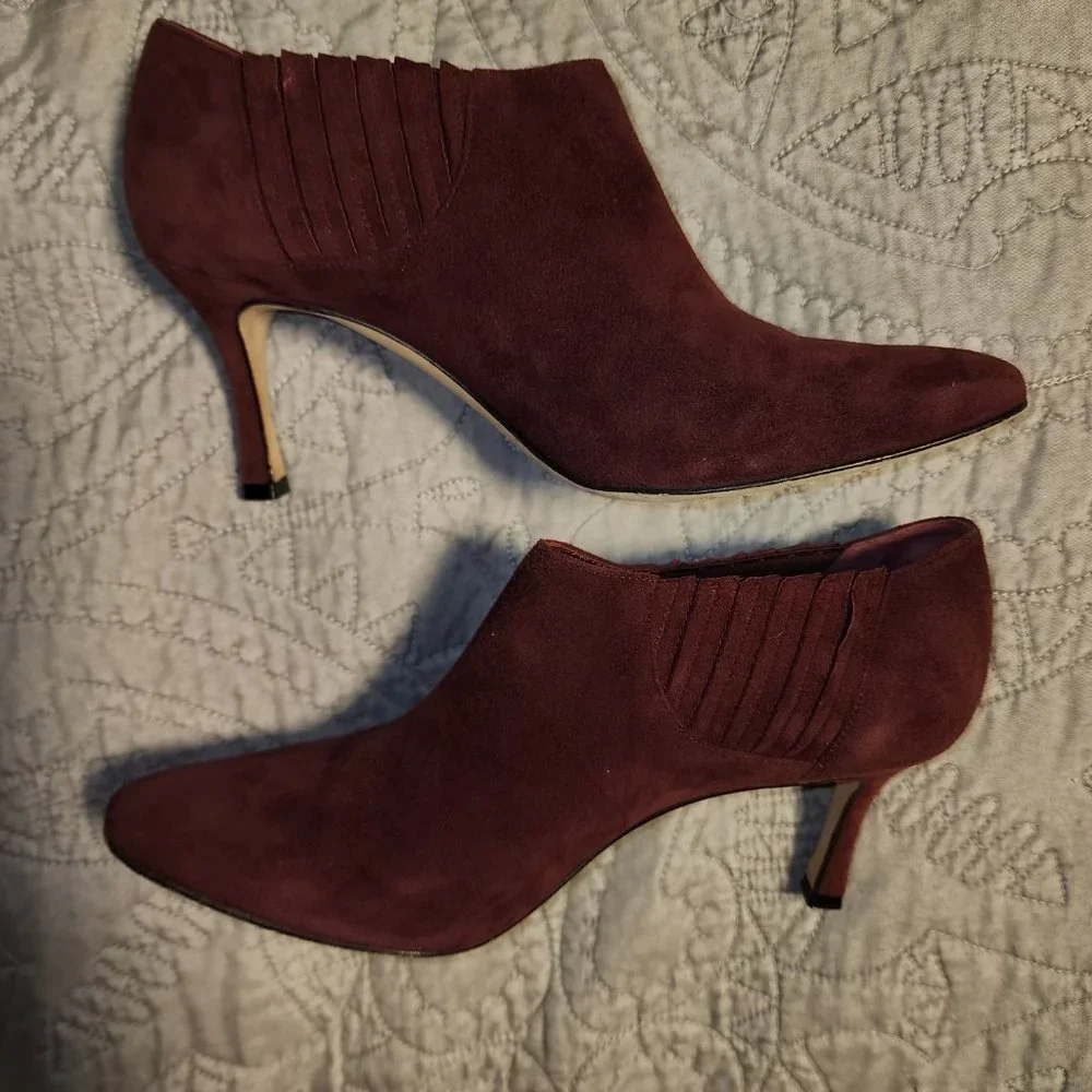 Manolo Blahnik Livrea Burgundy Suede Ankle Booties Size 38 - LIKE NEW CONDITION - Picture 2 of 7